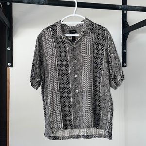 Thrifted Pattern Button Down Short Sleeve Shirt. Men Size Large.